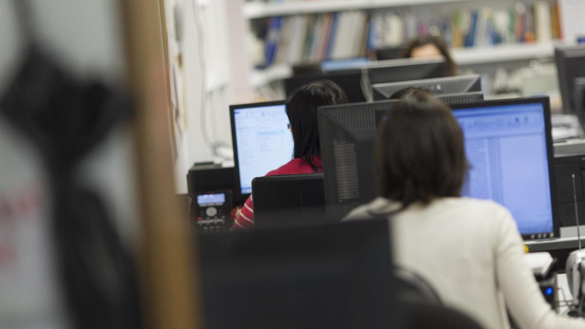 Varias mujeres trabajan en una oficina.