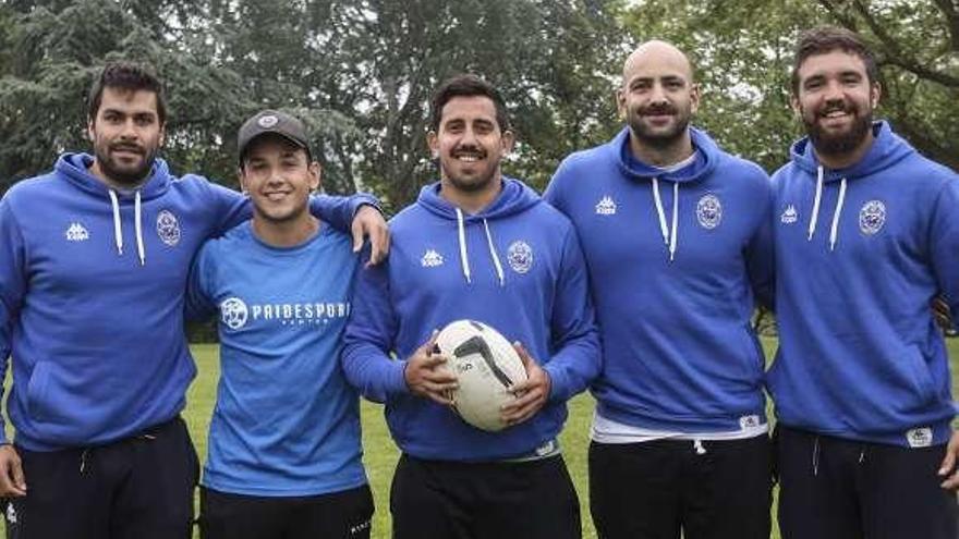 De izquierda a derecha, Franco, Caio,Juan Palero, Seba y Jacinto con la sudadera del Belenos.