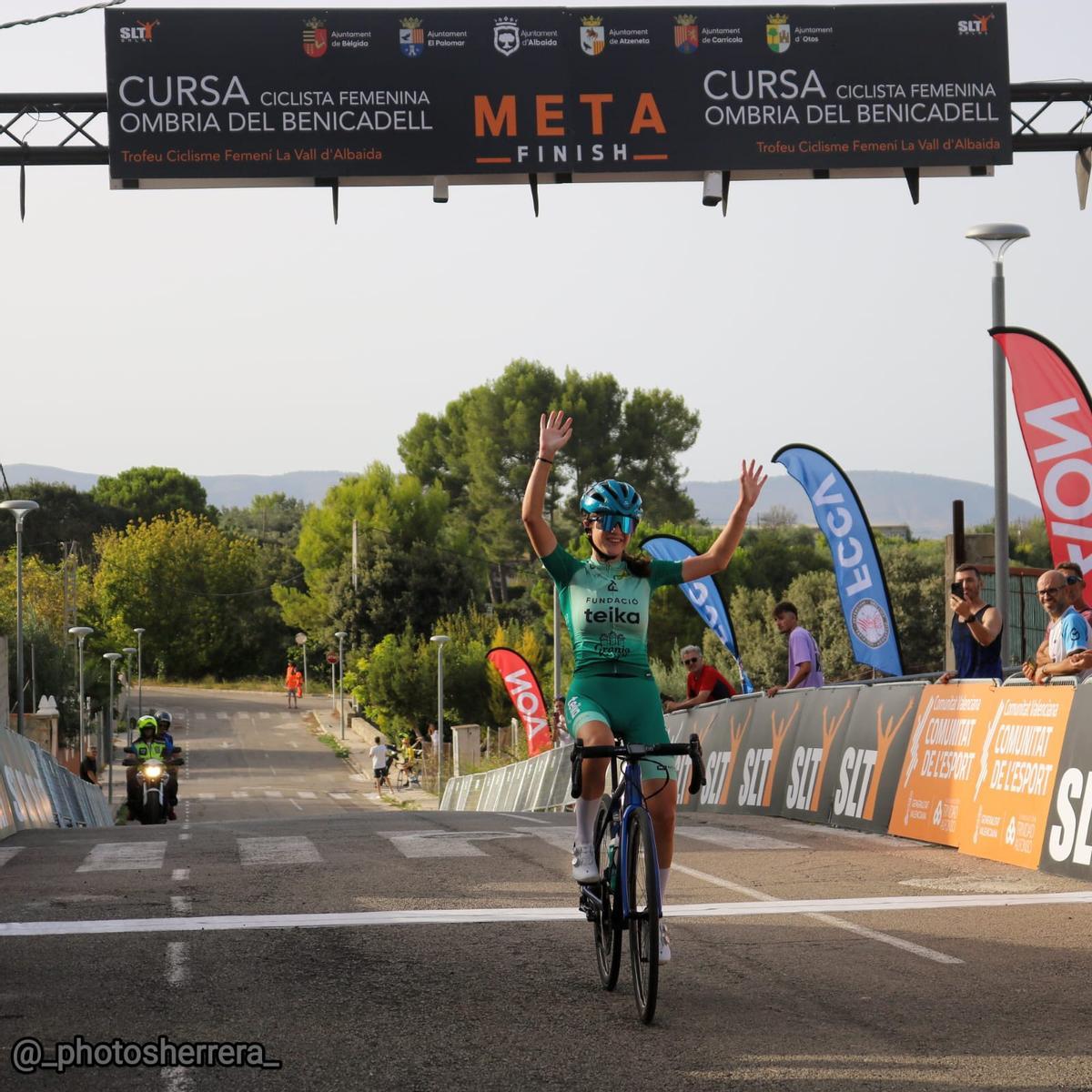 La ganadora, Leyre Almena, cruzando la meta de la I Cursa Femenina Ombria del Benicadell.