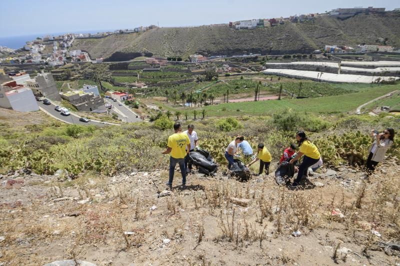 Pablo Rodríguez y María Fernández participan el domingo en el reto #TrashtagChallenge. A través de esta iniciativa viral que busca eliminar la basura del medio ambiente, se limpiarán las laderas de Capellanías, Lugarejo, Albiturria y Lomo La Cruz.  | 14/04/2019 | Fotógrafo: Tony Hernández