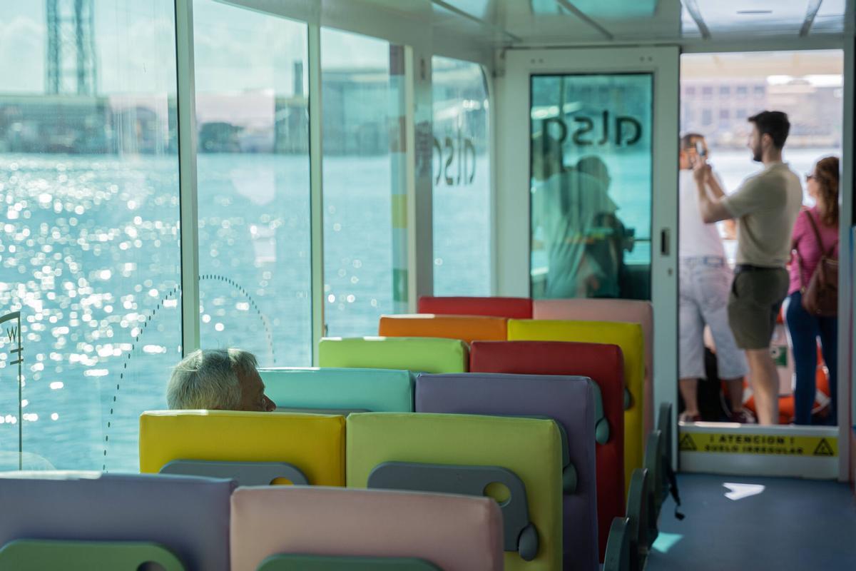 Barcelona. 04/07/2024. Barcelona. Primer día con pasajeros en el bus náutico, que tiene su recorrido entre el Moll de Drassanes y el Moll de Llevant. AUTOR: Marc Asensio REDACTORA: Alba Zaplana. Barcelona, Catalunya, España, Moll de Drassanes, Moll de Llevant, mar, Port de Barcelona, transporte público, ALSA, bus náutico, pasajeros, catamarán, sostenibilidad