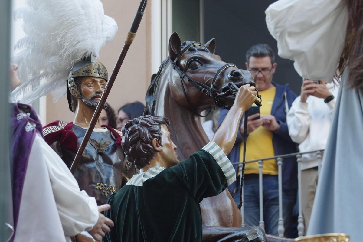 Longinos, a caballo, hirió en el costado al Cristo de la Sangre.