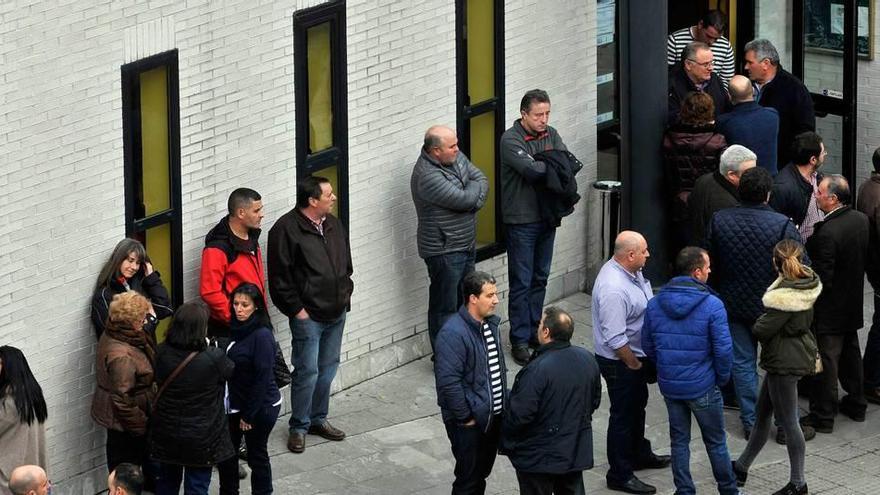 Vecinos y familiares, ayer, a las puertas del tanatorio de Moreda, donde se velaba al joven Fidel Megido.