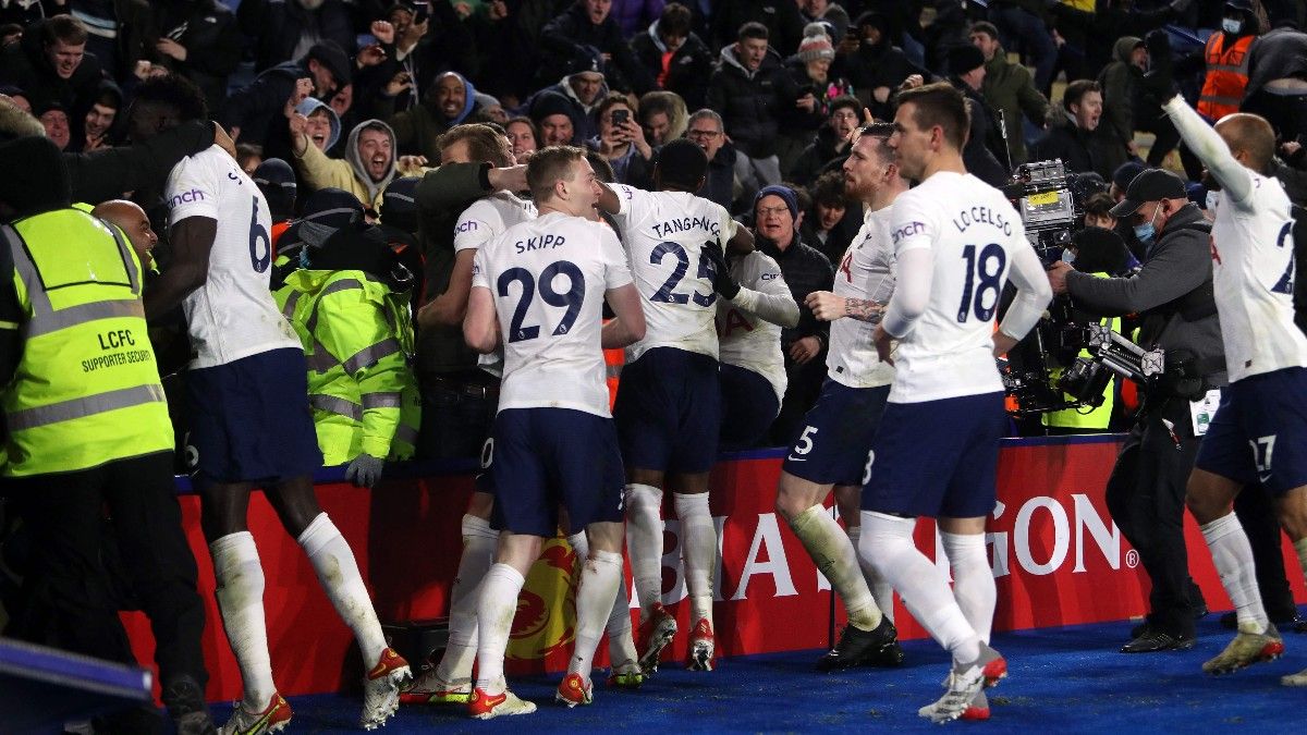 Los futbolistas del Tottenham se abalanzaron sobre su afición tras el gol de la victoria