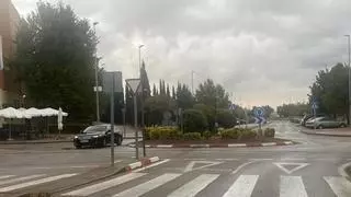 Un motorista cae en una rotonda en Montesol en plena lluvia y moviliza a Policía Local de Cáceres y sanitarios