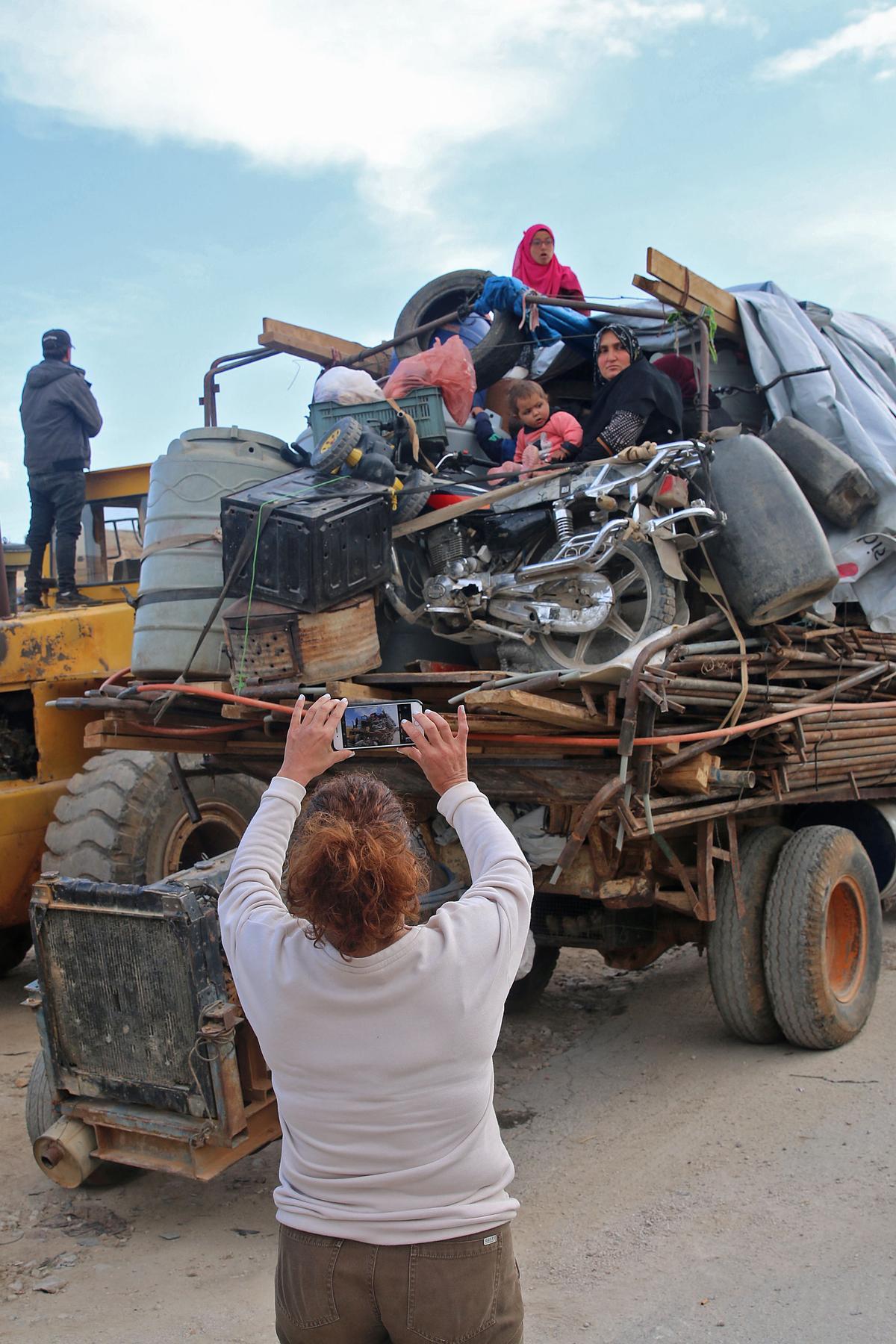 Refugiados sirios vuelven a su país desde el Líbano