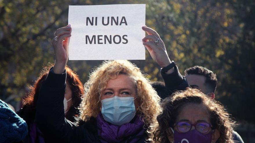 Un centenar de personas se concentra ante del Ministerio de Justicia en Madrid por la ola de crímenes machistas