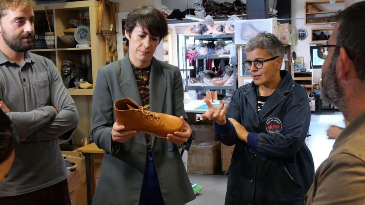 Pontón sostiene una bota en el taller de Elena Ferro, ayer.   | // E. P.