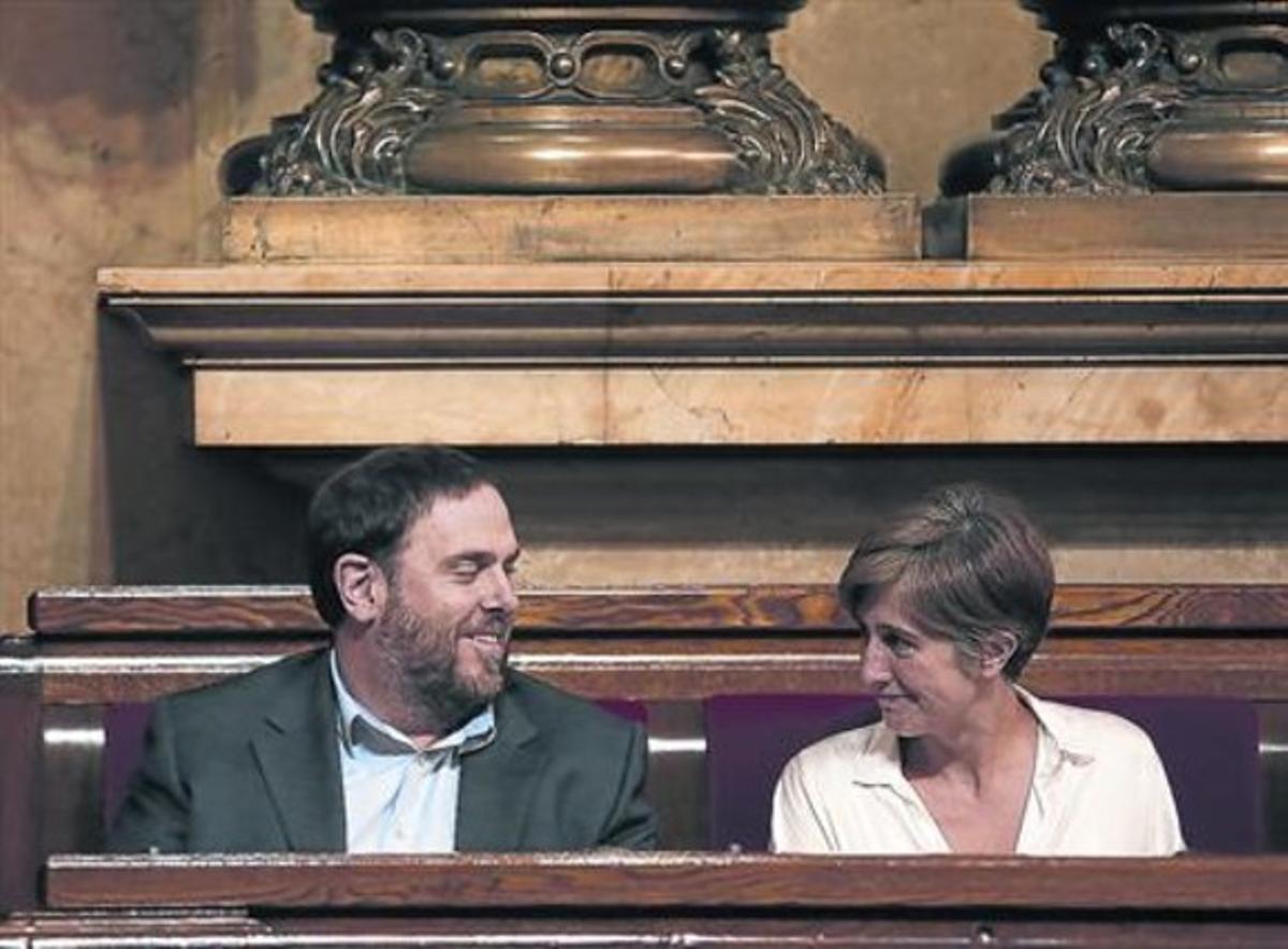 El president d’ERC, Oriol Junqueras, al costat de la portaveu d’ICV al Parlament, Dolors Camats, el setembre passat.