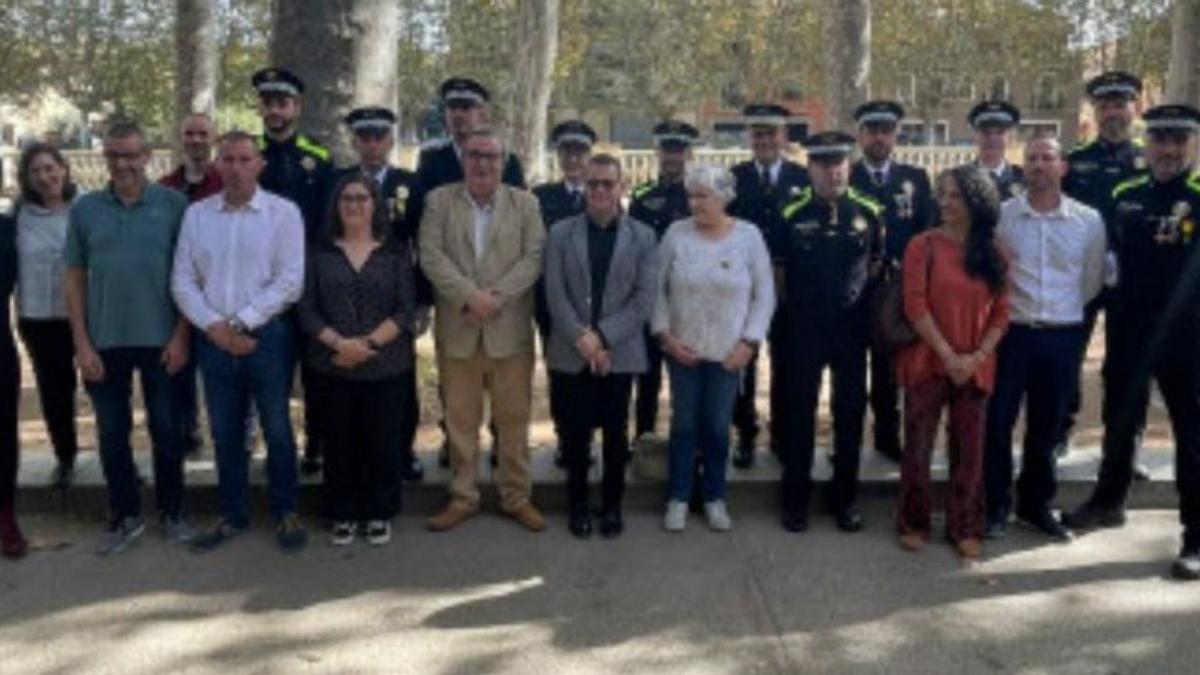 El moment de l’homenatge a la policia local. | AJUNTAMENT DE LA BISBAL