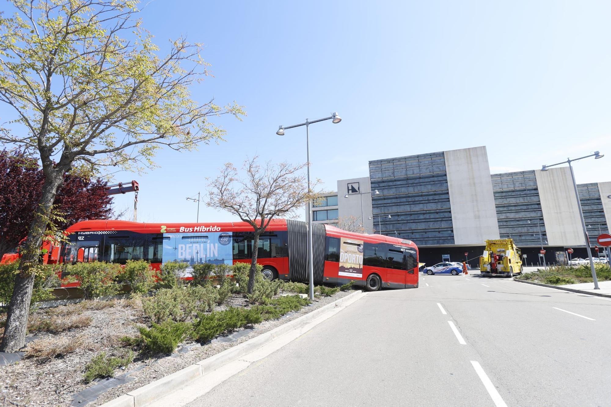 Un autobús urbano sin pasajeros se accidenta al salirse de la vía en Zaragoza