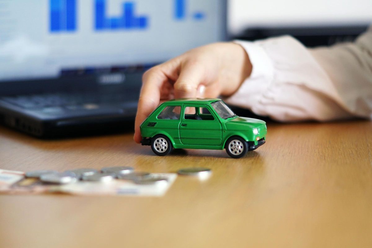 Coche de juguete y al lado dinero