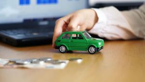 Coche de juguete y al lado dinero