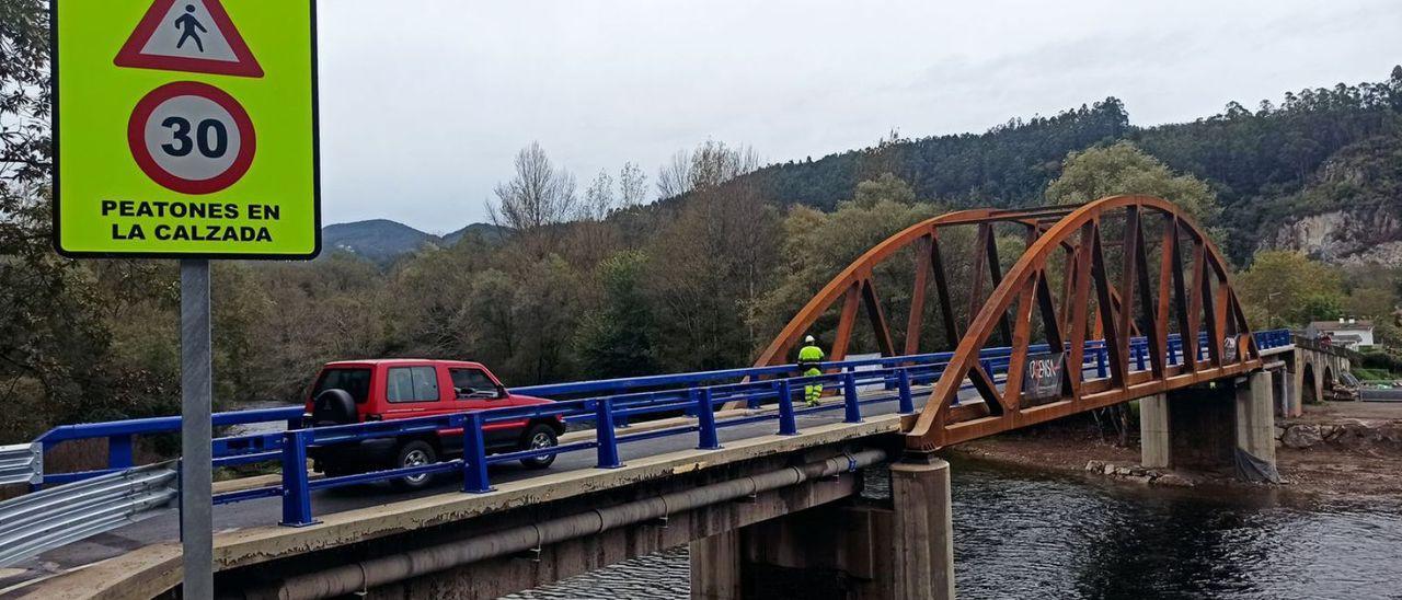 Un vehículo circula por el puente de Quinzanas, en Pravia, en la zona de acceso que da problemas a autobuses y camiones.