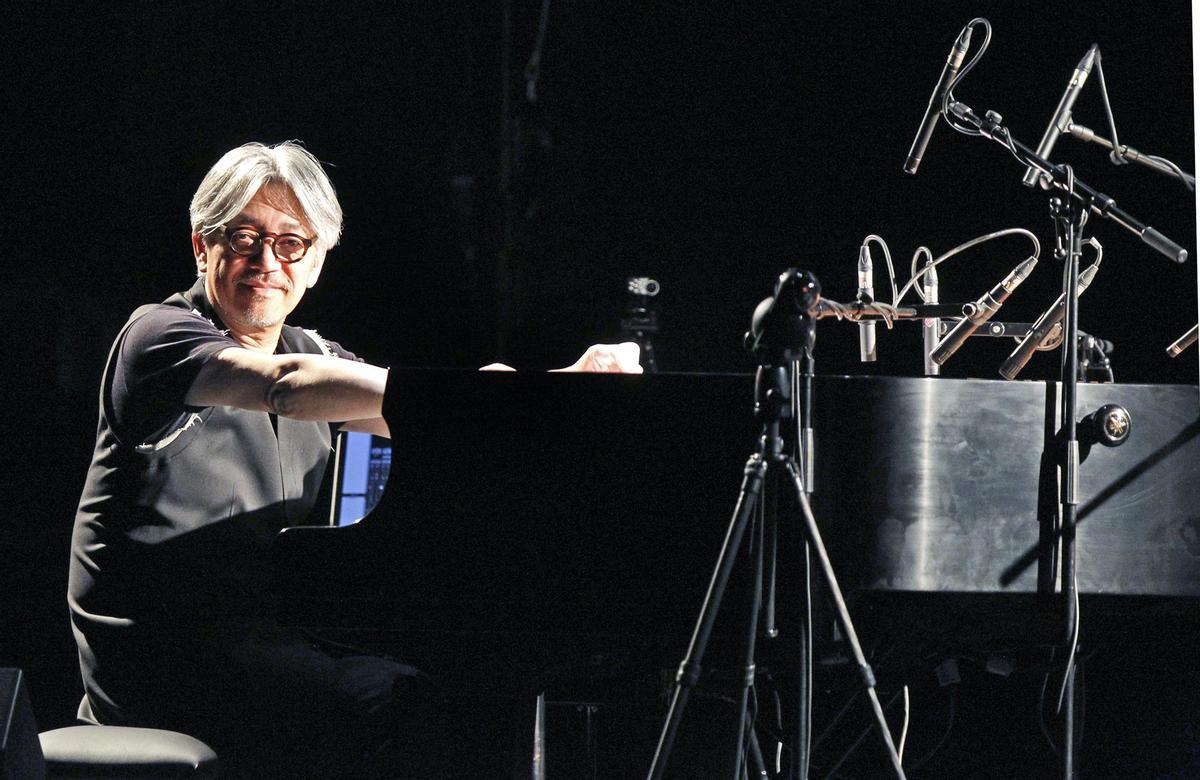 El intérprete y compositor japonés Ryuichi Sakamoto durante el concierto ofrecido en el Teatro Arteria Coliseum de Madrid en 2011 con el que iniciaba una gira con un formato de trío, con violín y cello (Jacques Morelenbaum) para repasar su carrera.