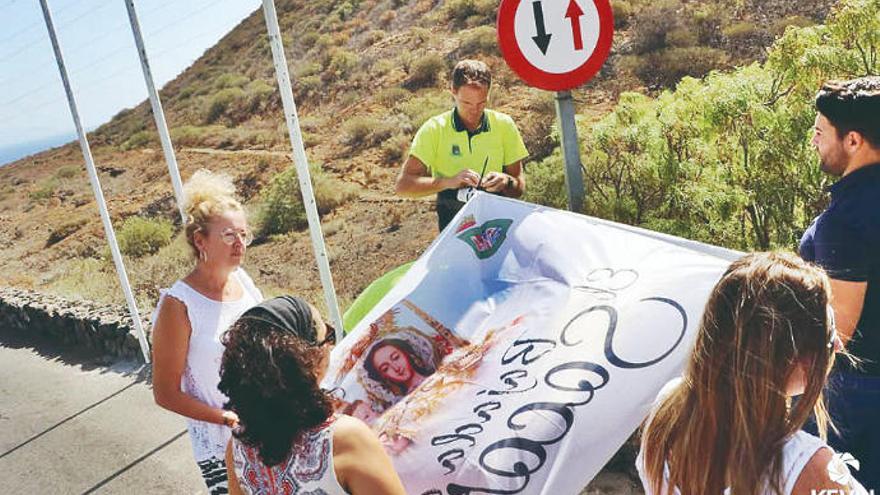 La colocación de las banderas abre las fiestas de El Socorro