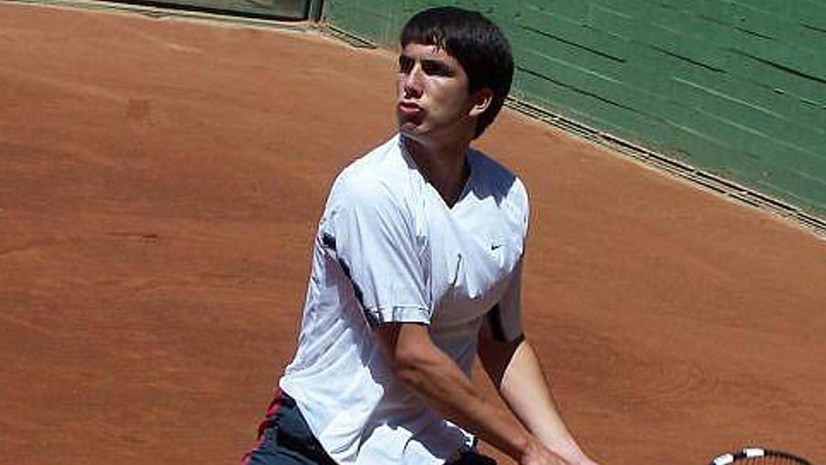 Una foto de Carlos durante su etapa como tenista.