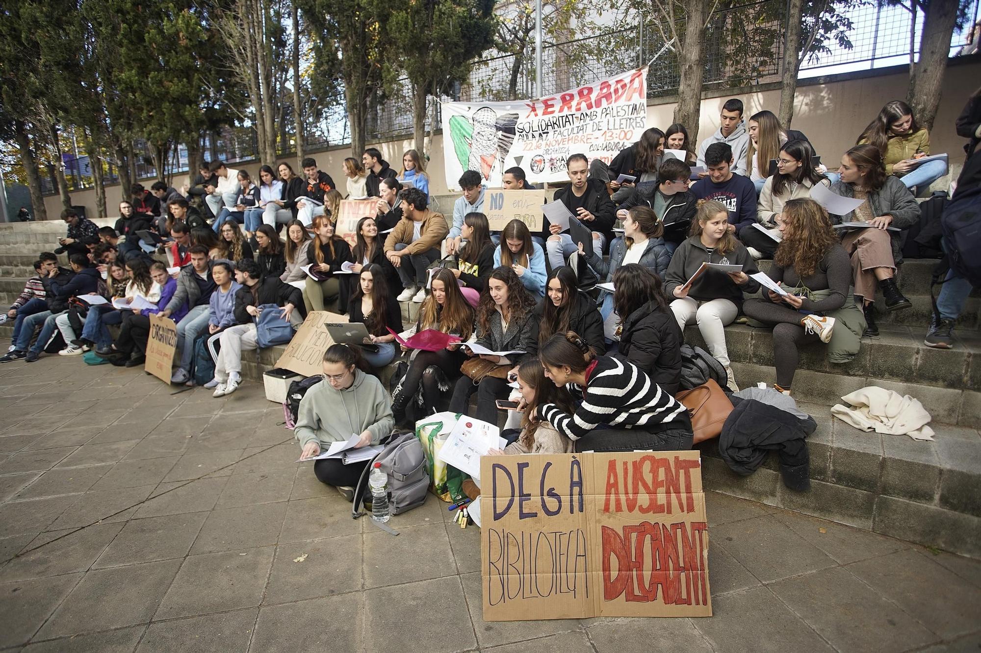 Els estudiants de la facultat d'Infermeria i Medicina protesten per la nova bilbioteca