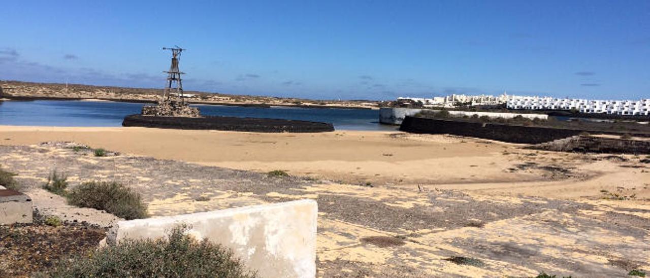 Arriba, pista parcial del lago y zona de playa de la Isleta de La Santa. Debajo, anfiteatro y una de las áreas próximas al varadero del pueblo de La Santa, dondel Ayuntamiento de Tinajo coloca hamacas en verano para residentes y visitantes.