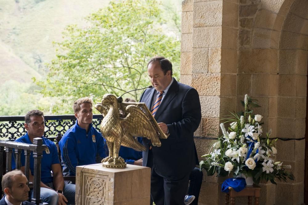 El Real Oviedo realiza la ofrenda floral a la Virgen de Covadonga