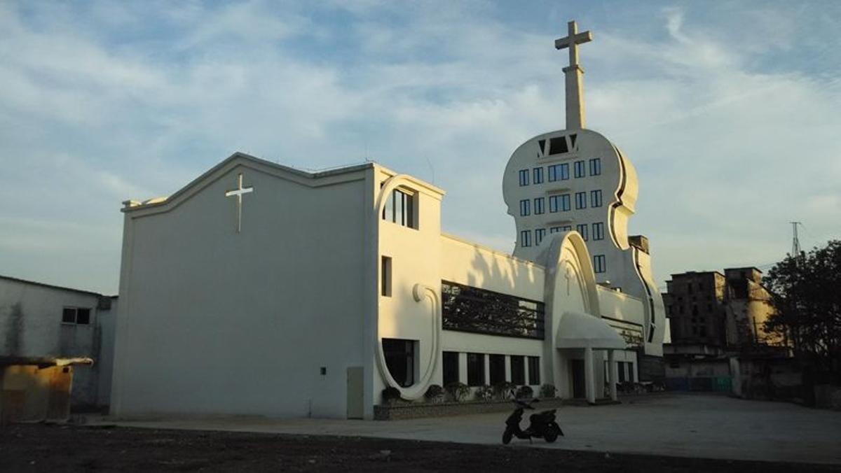 Polémica iglesia en forma de violín en la aldea de Yongping.