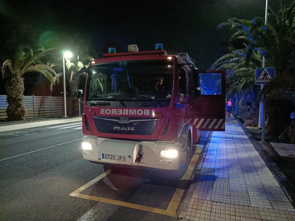 Camión de bomberos estacionado en la calle de los apartamentos Sol de Costa Teguise.