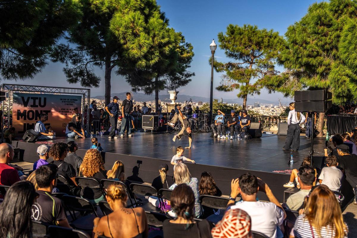 Curvas Battle 2vs2 Bonnie and Clyde. Espectáculo de Breakdance en el  Exterior del  MNAC