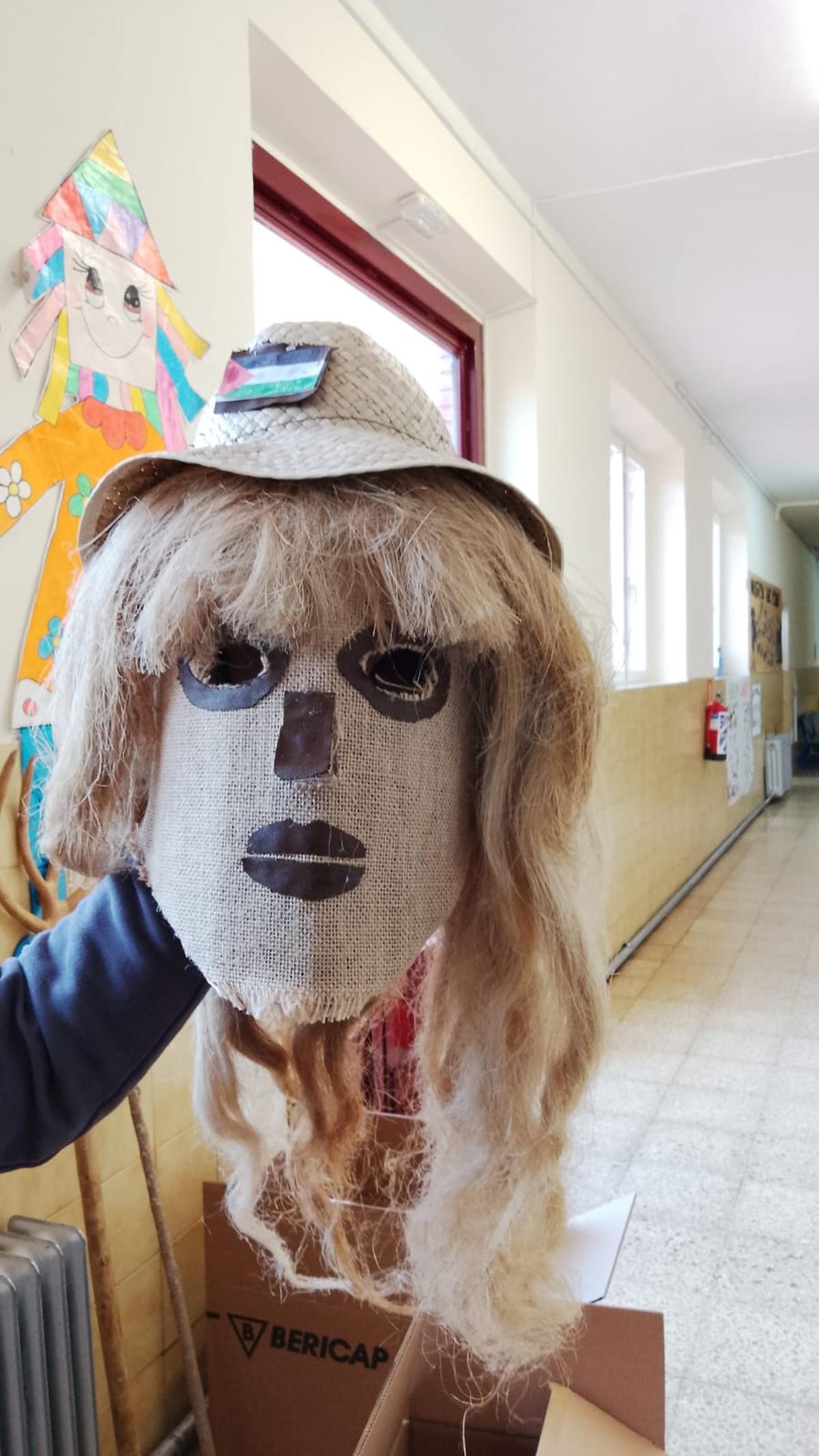 El Toro de Carnaval de Morales entra en las aulas