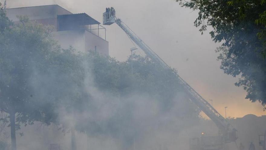 Siete personas fueron atendidas por el incendio cerca de la ronda norte de Badajoz