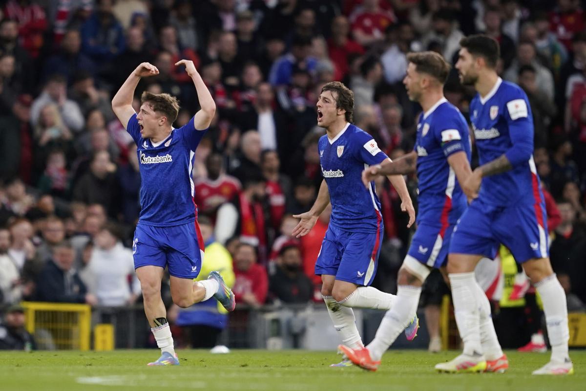 Athletic Bilbao's Mikel Jauregizar, left, celebrates after scoring his side's opening goal during the Europa League semifinal second leg soccer match between Manchester United and Athletic Bilbao in Manchester, Britain, Thursday, May 8, 2025. (AP Photo/Dave Thompson ). EDITORIAL USE ONLY / ONLY ITALY AND SPAIN