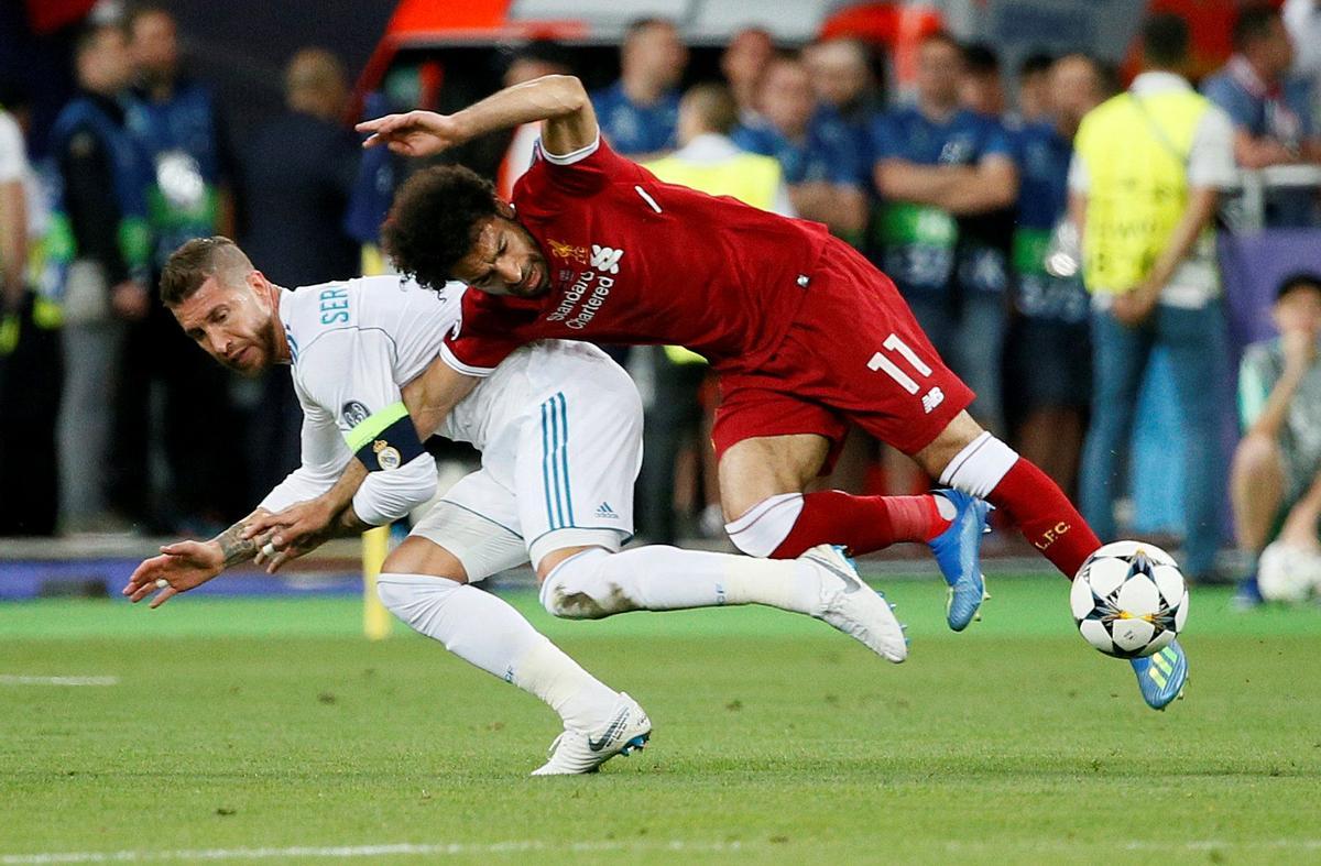 Sergio Ramos agarra a Salah en la final de la Champions League de 2018.