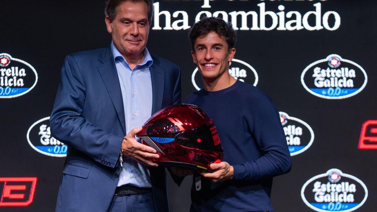 Marc Márquez, junto a Ignacio Rivera, primer ejecutivo de la Corporación Hijos de Rivera.