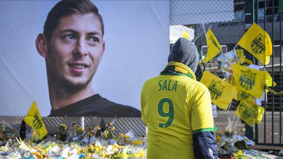 Aficionados rinden tributo a Sala en el estadio del Nantes
