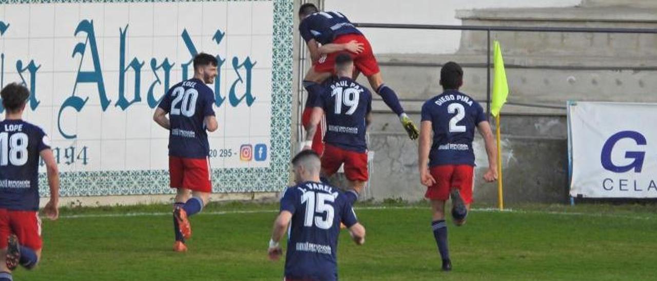 Futbolistas del Alondras celebran uno de sus goles. |  // FERNANDO CASANOVA