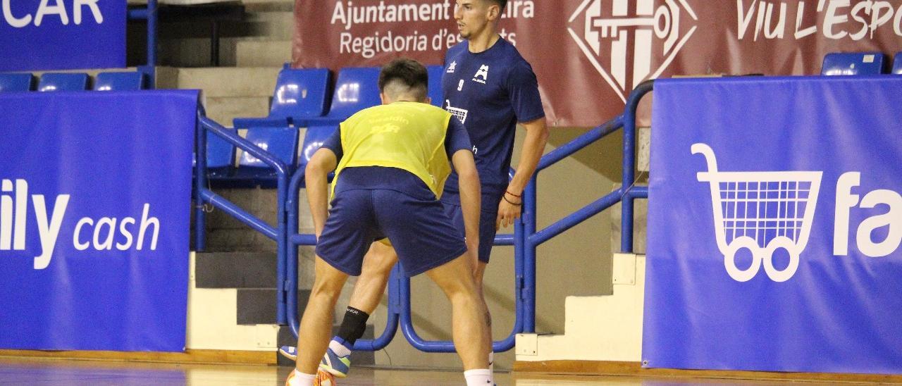 Peloncha controla el esférico durante un entrenamiento.