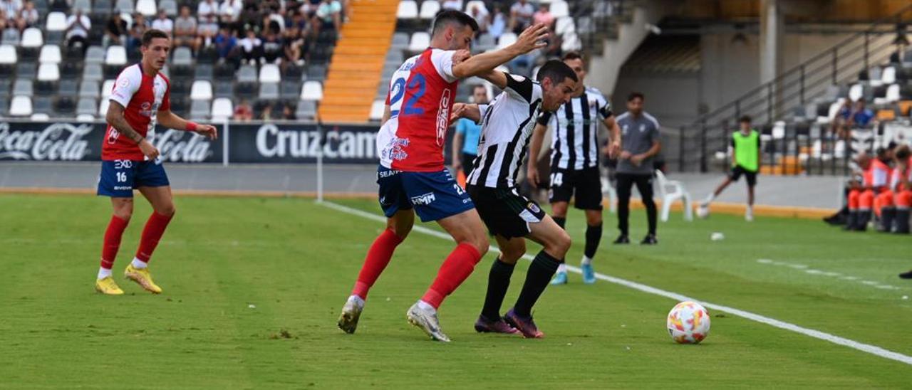 Alfaro, que se marchó lesionado en la primera mitad, durante una jugada en el encuentro