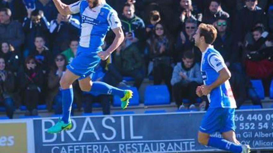 Jony Ñíguez celebra el gol al Mallorca B en el campo de El Collao.