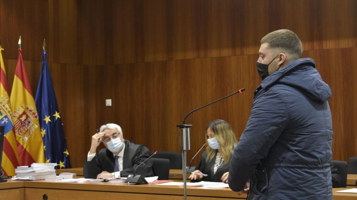 El acusado durante el juicio celebrado en la Audiencia de Zaragoza. / ANDREEA VORNICU
