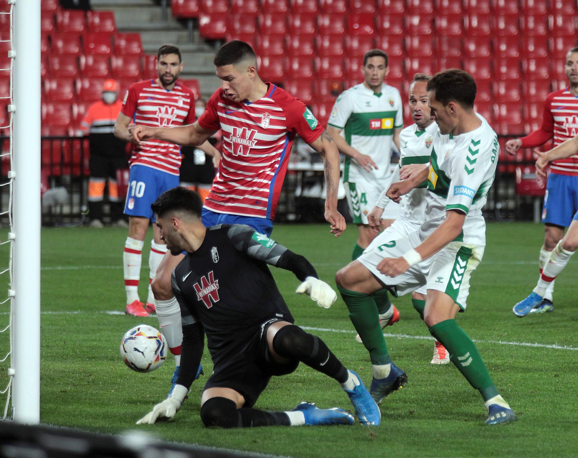 Granada - Elche: El Elche deja pasar el tren (2-1)