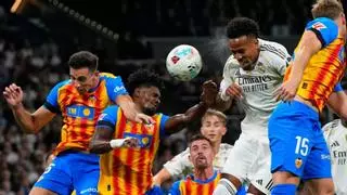 Penalti fabricado en el Bernabéu que hunde al Valencia