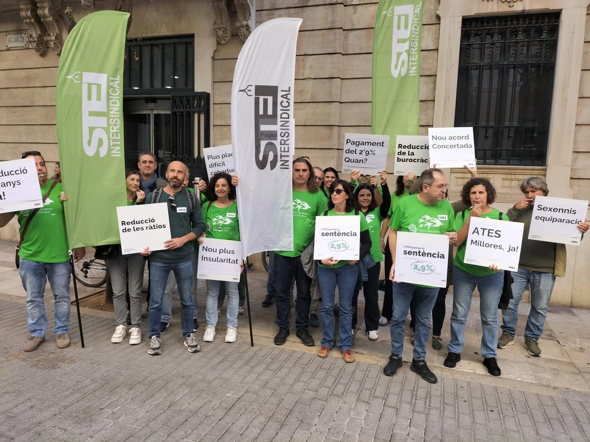 Los representantes de concertada del STEI en su concentración en el Parlament.