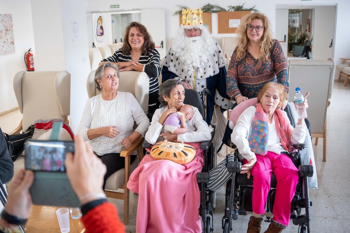 Los Reyes Magos visitan a los mayores de la capital extremeña.
