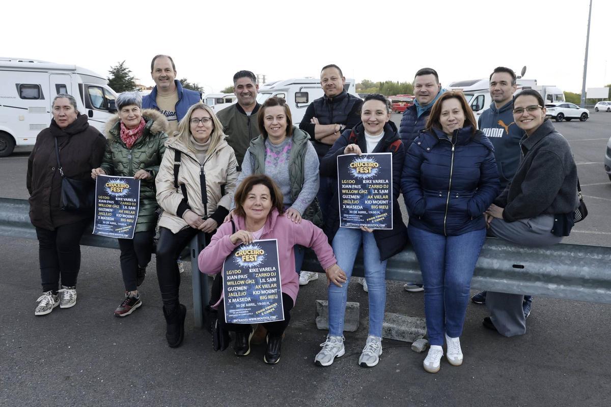 Trece dos dezasete membros da Comisión de Festas do Cruceiro da Coruña, no aparcamento de Salgueiriños, onde se vai a celebrar o Cruceiro Fest, o vindeiro 30 de abril, co presidente, Marcos Parajó, no centro, cruzado de brazos.