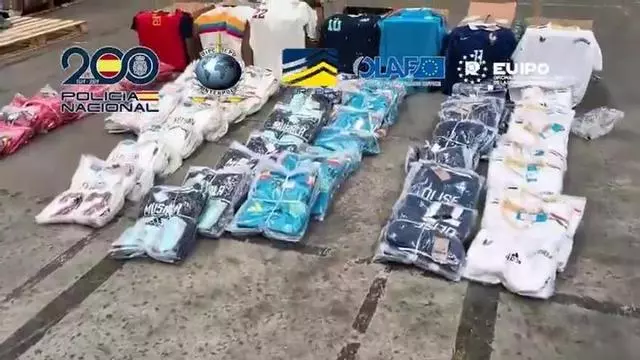 La policía incauta 16 toneladas de equipaciones de fútbol falsificadas que iban a distribuirse durante el Mundial