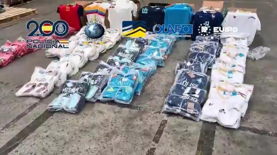 La policía incauta 16 toneladas de equipaciones de fútbol falsificadas que iban a distribuirse durante el Mundial