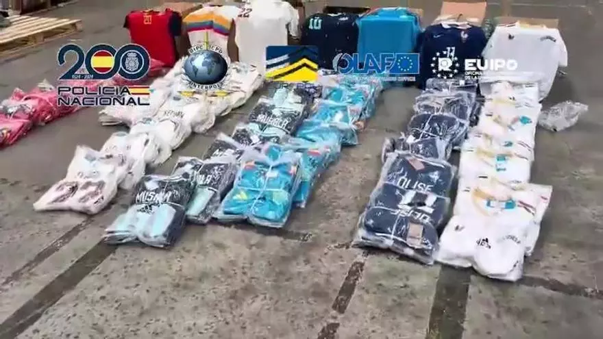 La policía incauta 16 toneladas de equipaciones de fútbol falsificadas que iban a distribuirse durante el Mundial