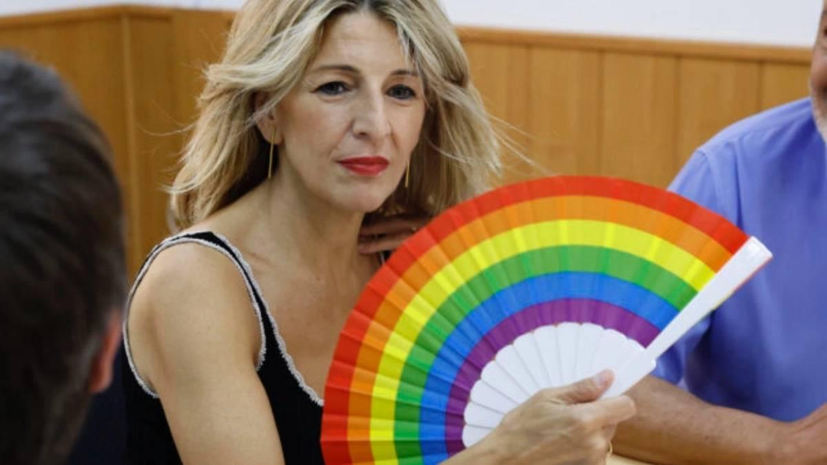La vicepresidenta segunda y ministra de Trabajo y Economía Social, Yolanda Díaz, con un abanico con los colores del colectivo LGTBI+.