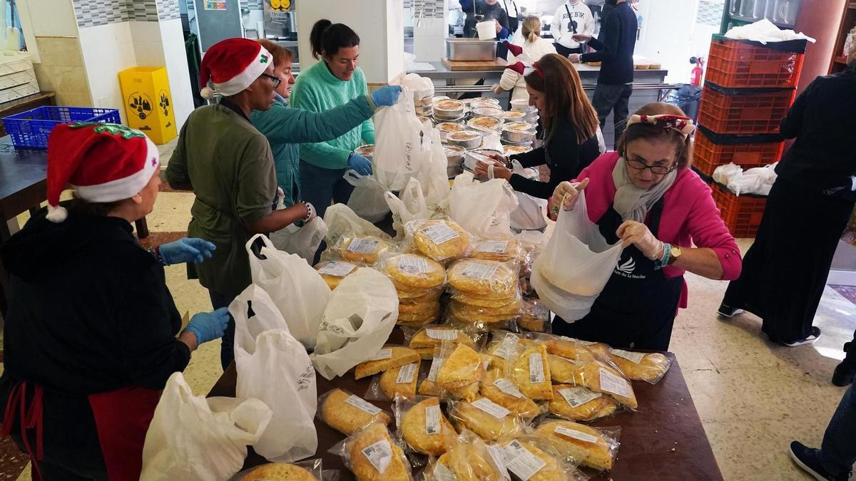 Cada año, el mayor reparto se hace desde Los Ángeles de la Noche que darán en estas fechas y hasta Reyes más de 1.000 menús.