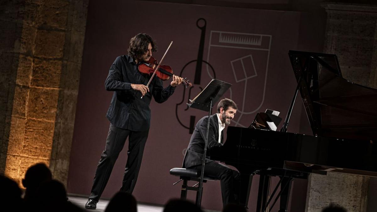 El violinista de la OV amb el catedràtic de piano.  | LIVE MUSIC VALENCIA