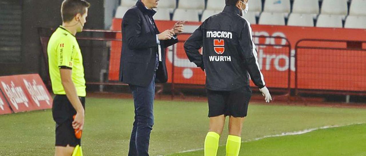 Luis Miguel Ramis, al borde de la zona técnica del banquillo visitante del estadio Juegos del Mediterráneo.